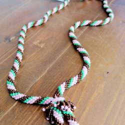 Ќустек ороводник рачно изработен од монистра