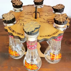 Сет од 6 чоканчиња на дрвено постоље