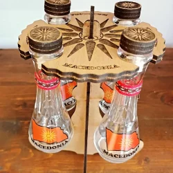 Сет од 4 чоканчиња на дрвено постоље