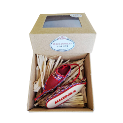 Кожни опинчиња во украсна кутија